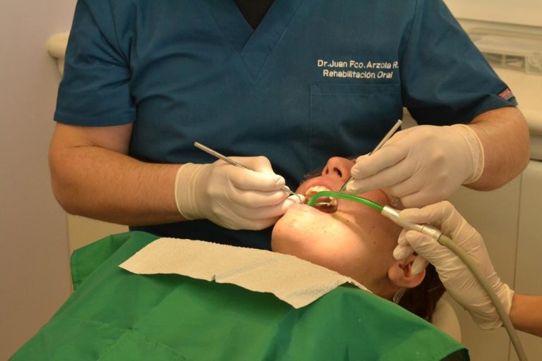 Implanty dentystyczne pozwalają na swobodne jedzenie, rozmowę i śmiech